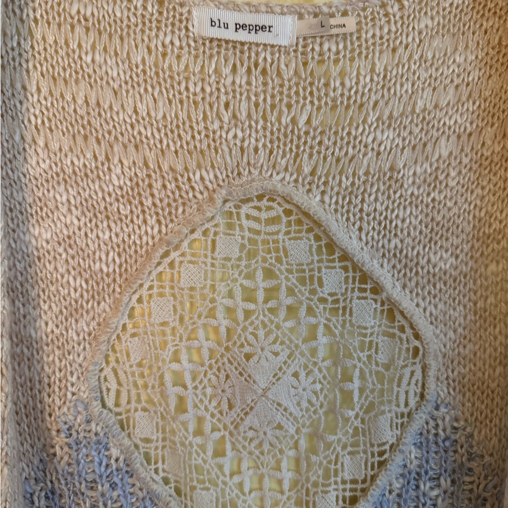 Sleeveless Beige and Blue Knit Fringe Vest - Picture 4 of 6